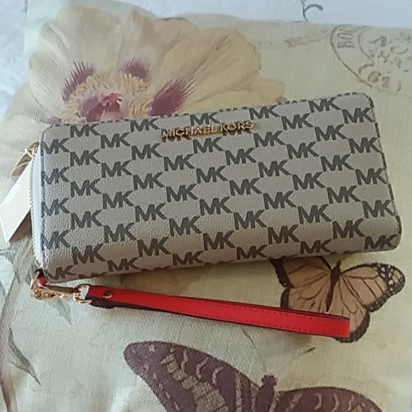 MICHAEL Michael Kors Handbags - 💕Michael Kors large wristlet 💕